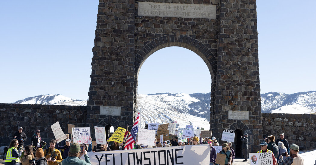 Hundreds Assemble at US National Parks to Demonstrate Against Job