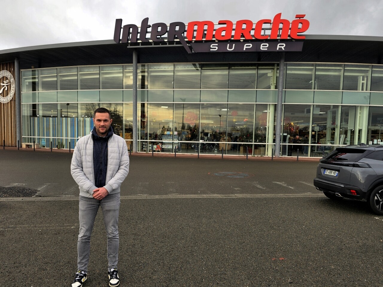 Un ex joueur du PSG devenu marchand une statue mutilee Les