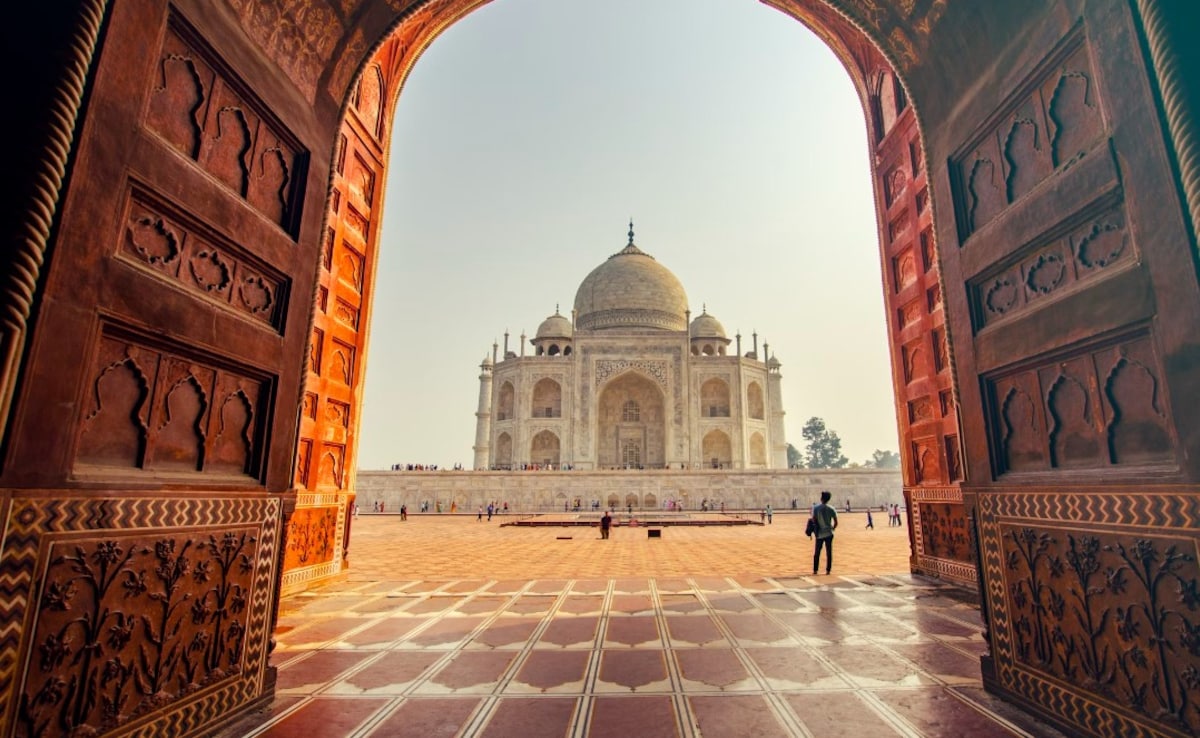 Ex NASA Astronaut Visits Taj Mahal