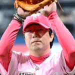 Choi Hyung woo and Yang Hyun jong Reach Significant Baseball Milestones for