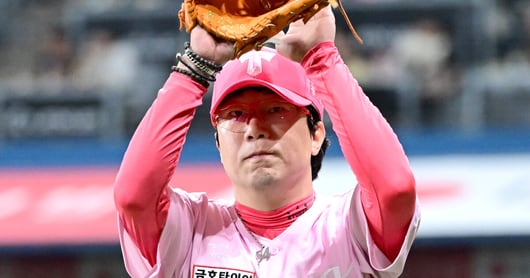 Choi Hyung woo and Yang Hyun jong Reach Significant Baseball Milestones for